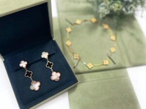 Click to view full screen 18K Magic Alhambra Three Pearls Motifs Earrings photo review