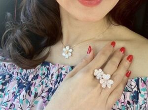 18K Frivole Between the Finger Ring photo review