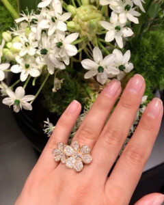 18K Frivole Between the Finger Ring photo review