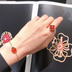 Click to view full screen 18K Lucky Spring Clover Bracelet photo review