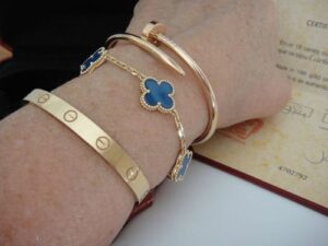 Click to view full screen 18K Vintage Alhambra Crystal Blue Bracelet photo review