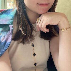 Click to view full screen 18K Lucky Alhambra Between the Finger Ring photo review