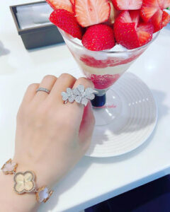 18K Frivole Between the Finger Ring photo review