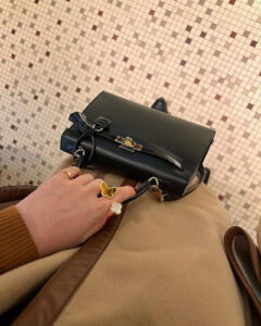 Click to view full screen 18K Lucky Alhambra Between the Finger Ring photo review