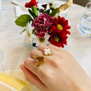 Click to view full screen 18K Lucky Alhambra Between the Finger Ring photo review