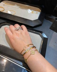 Click to view full screen 18K Vintage Alhambra Five Motifs Diamonds Clover Bracelet photo review