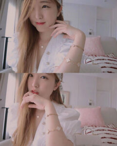 Click to view full screen 18K Vintage Alhambra Crystal Blue Bracelet photo review