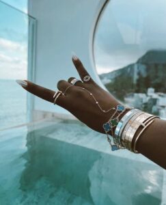 Click to view full screen 18K Vintage Alhambra Five Motifs Agate Clover Bracelet photo review