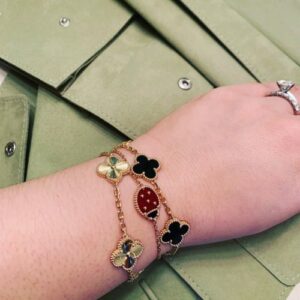 Click to view full screen 18K Lucky Spring Clover Bracelet photo review