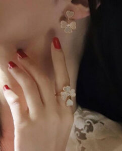Click to view full screen 18K Sweet Alhambra Effeuillage Pearls Ring photo review