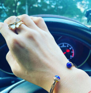 Click to view full screen 18K Sweet Alhambra Effeuillage Pearls Ring photo review