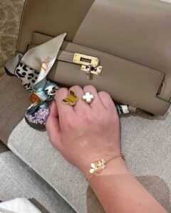 Click to view full screen 18K Lucky Alhambra Between the Finger Ring photo review