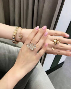 Click to view full screen 18K Frivole Between the Finger Ring photo review