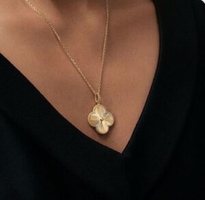 18K Vintage Alhambra Pendant Clover Necklace photo review