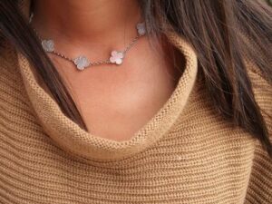 Click to view full screen 18K Vintage Alhambra Pearl 10 Motifs Necklace photo review