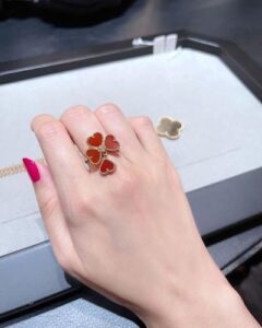 Click to view full screen 18K Sweet Alhambra Effeuillage Ring photo review