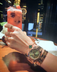 Click to view full screen 18K Vintage Alhambra Five Motifs Malachite Clover Bracelet photo review