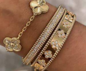 Click to view full screen 18K Vintage Alhambra Five Motifs Diamonds Clover Bracelet photo review