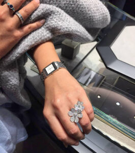 18K Frivole Between the Finger Ring photo review