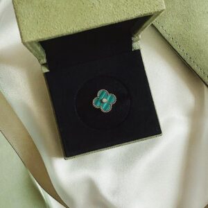 Click to view full screen 18K Vintage Alhambra Malachite Ring photo review