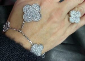 18K Magic Alhambra Five Motifs Clover Bracelet photo review